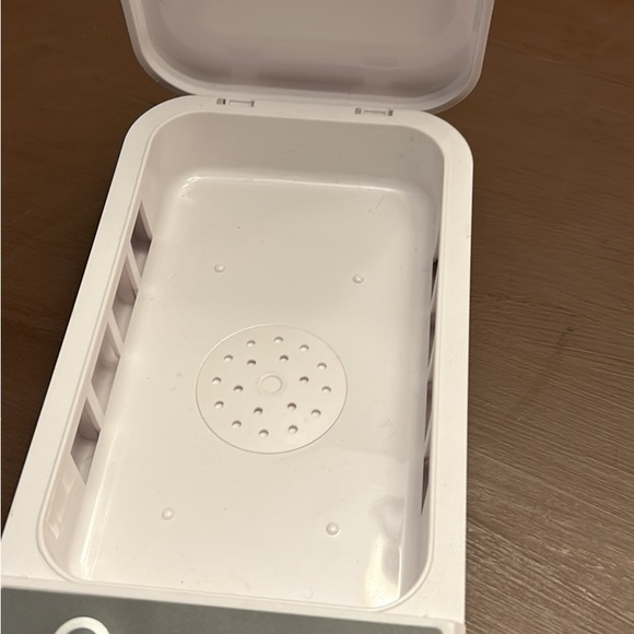 Sanatizer - clean keeps - phones - jewelry - what ever fits inside - Picture 2 of 3